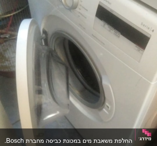 מכונת כביסה עם דלת פתוחה ולוח בקרה